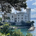 Miramare Castle Romantic setting (956 besøk) Miramare Castle enjoys a romantic setting on the promontory of Grignano. Miramare Castle Romantic setting