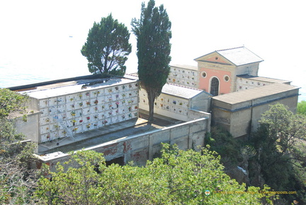 Columns of graves