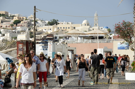 Busy streets of Fira