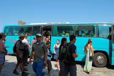 Boarding and disembarking Fira buses.