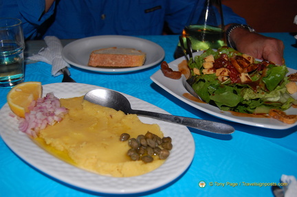 Polenta with onions and capers