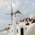 Oia Windmills at Sunset (701 odwiedzin) The famous Oia windmills add to the beauty of its sunset. Oia Windmills at Sunset