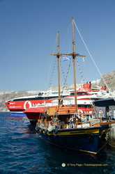 Santorini-Ferry AJP 6610-watermarked