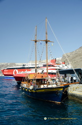 Santorini-Ferry AJP 6611-watermarked