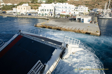 Santorini-Ferry AJP 6647-watermarked