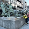 Monumento al Encierro (704 بازدید) Monumento al Encierro - Tony grabs the bull by its horn. Monumento al Encierro