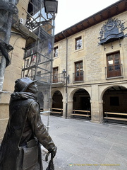 Tourist in Laguardia main square