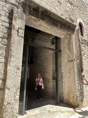Split IMG 8255