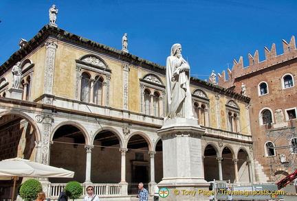 Statue of Dante in Piazza Signori