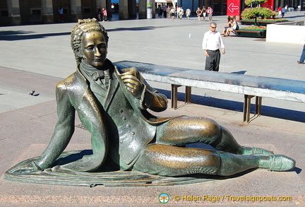 Goya Monument - Bronze sculpture in 18th century attire