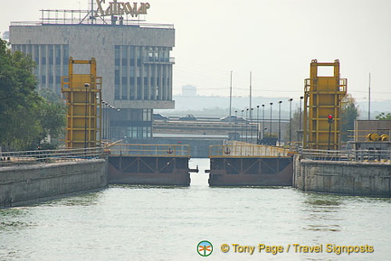 Zaporozhye dam and lock